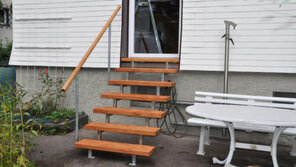 Stahltreppe verzinkt mit Holzstufen und Holzhandlauf